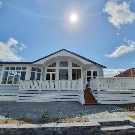 Tauranga - Big, Beautiful Villa On The Water! Buitenkant foto